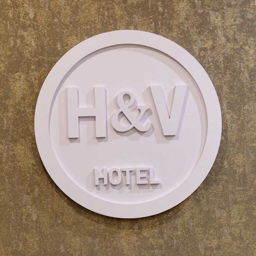 Logo del hotel en recepción